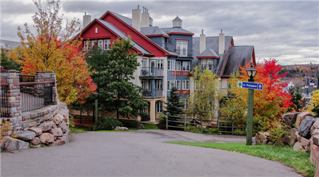 加拿大美麗山莊的秋天